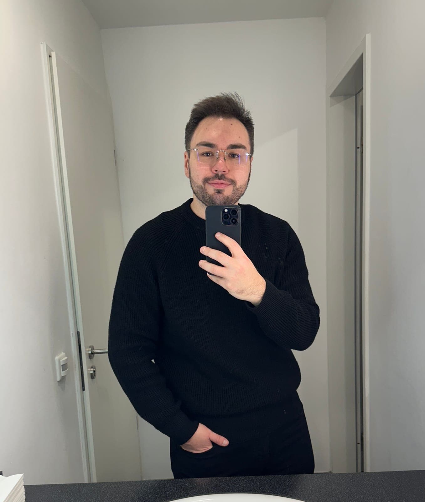 Dennis heute: Spiegel-Selfie im schwarzen Pullover, deutlich schlanker