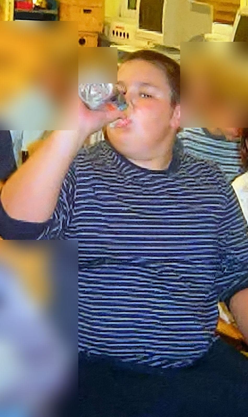 Dennis als Kind bei einem Kindergeburtstag, trinkend am Tisch — andere Kinder sind unkenntlich gemacht