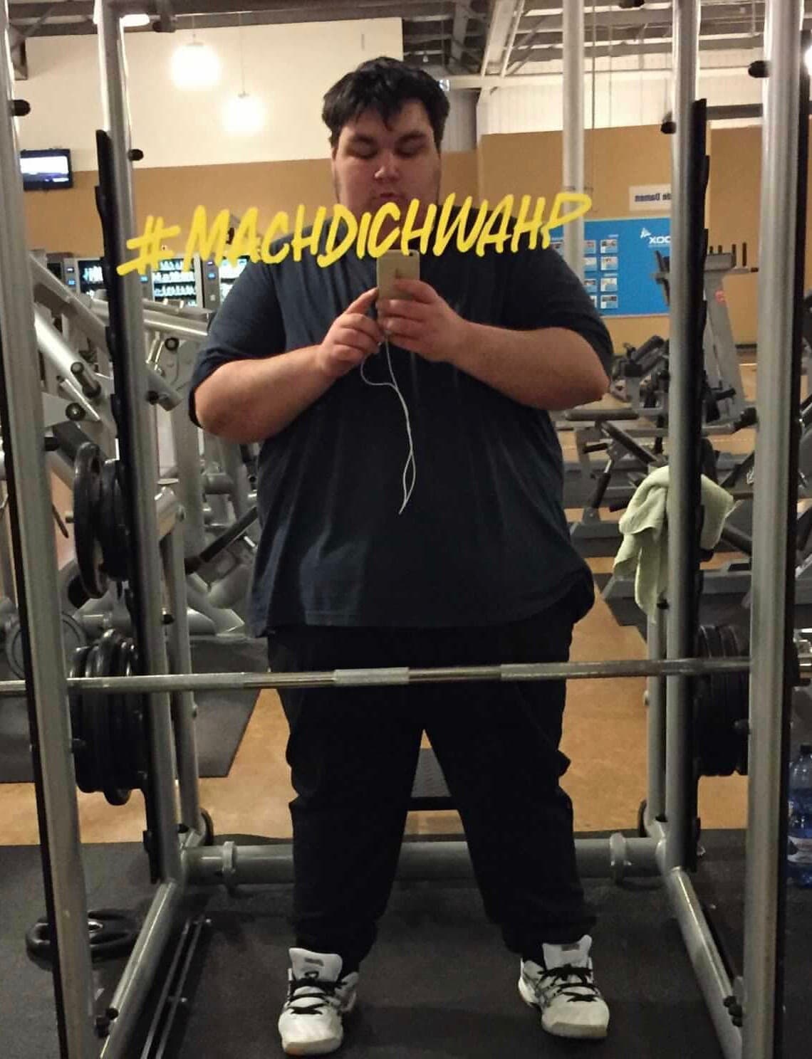 Dennis im Gym: Spiegel-Selfie zwischen den Geräten, Schriftzug #machdichwahp