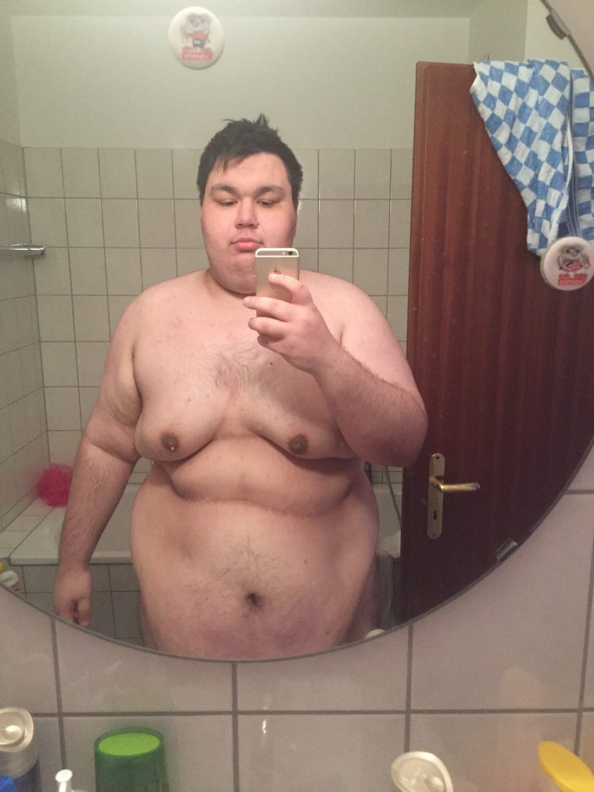 Dennis mit starkem Übergewicht: Spiegel-Selfie im Badezimmer